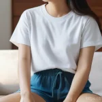 월경전증후군 PMS  증상과 완화 방법 - **Prompt:** A serene, close-up shot of a young Thai woman (25-35 years old) in a brightly lit, cozy ...