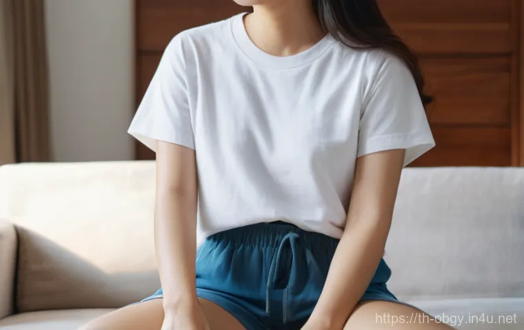 월경전증후군 PMS  증상과 완화 방법 - **Prompt:** A serene, close-up shot of a young Thai woman (25-35 years old) in a brightly lit, cozy ...