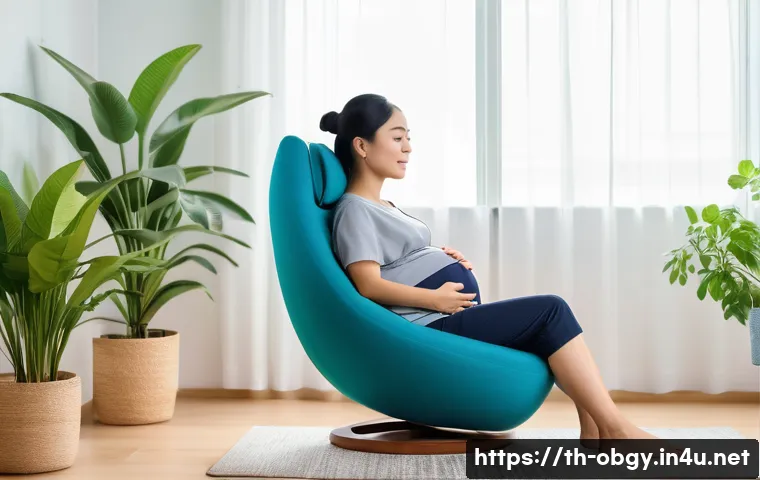 임신 중 요통 예방과 완화 방법 - A pregnant Thai woman sitting comfortably on a modern ergonomic chair with full back support and lum...